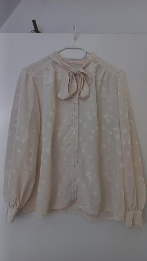 Prachtige zijdeachtige blouse met strik, Kleding | Dames, Blouses en Tunieken, Gedragen, Maat 38/40 (M), Wit, Ophalen of Verzenden