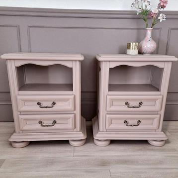 Twee nachtkastjes gerestyled  beschikbaar voor biedingen