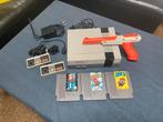 Nintendo NES Action Set 1985 met controllers, zapper, games, Spelcomputers en Games, Spelcomputers | Nintendo NES, Met 2 controllers