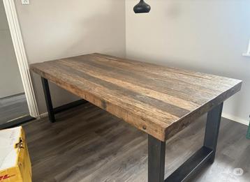 Robuuste boomstam eettafel met metalen poten beschikbaar voor biedingen