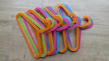 17 IKEA gekleurde kledinghangers beschikbaar voor biedingen