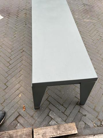 Bankje voor buiten beschikbaar voor biedingen