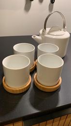 Theepot wit met 4 kopjes, Huis en Inrichting, Keuken | Servies, Keramiek, Overige typen, Ophalen of Verzenden, Zo goed als nieuw