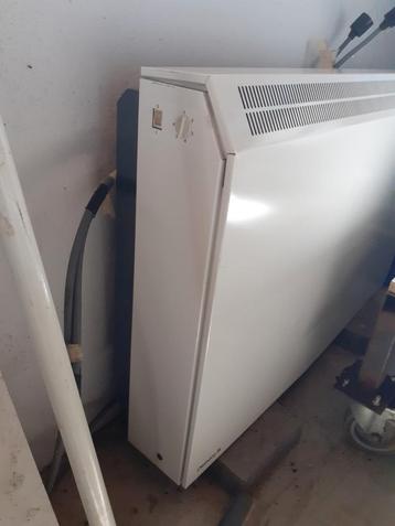 2 accumulatoren, 1 op 220V, 1 op 380V, weg wegens opruiming beschikbaar voor biedingen