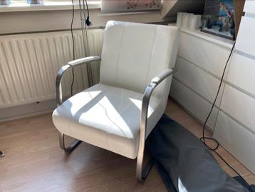 Fauteuil (wit leder met geborsteld aluminium frame) beschikbaar voor biedingen