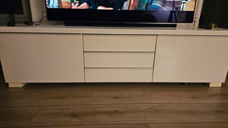 Hoogglans wit Ikea Tv meubel Gratis, Huis en Inrichting, Kasten | Televisiemeubels, Gebruikt, Minder dan 100 cm, 25 tot 50 cm