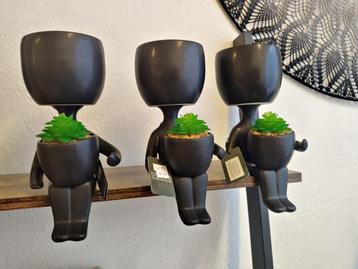 Bloempot zittend figuur - poppetje beschikbaar voor biedingen