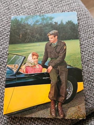 Soldaat  in uniform bij auto beschikbaar voor biedingen