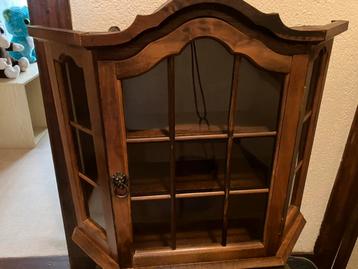 Leuk vitrine kastje beschikbaar voor biedingen