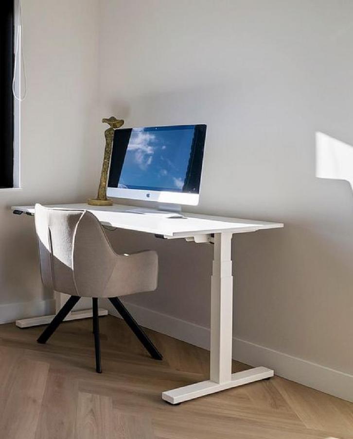 Elektrisch Zit Sta Bureau + Room108 Stoel, Huis en Inrichting, Bureaus, Gebruikt, Stabureau, Elektrisch, Ophalen