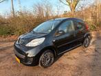 Peugeot 107 5-deurs Automaat | Airco | Navi | Bluetooth |, Auto's, Euro 5, Stof, Zwart, Particulier