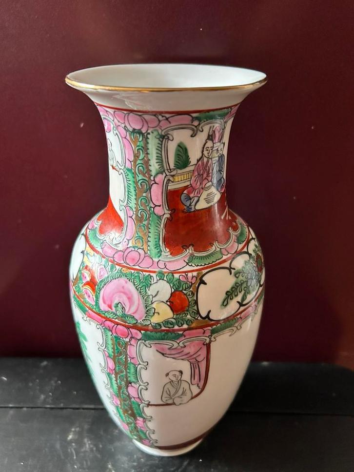 Porseleinen vaas in Famille Rose stijl met Chinese decoratie, Antiek en Kunst, Antiek | Vazen, Ophalen of Verzenden