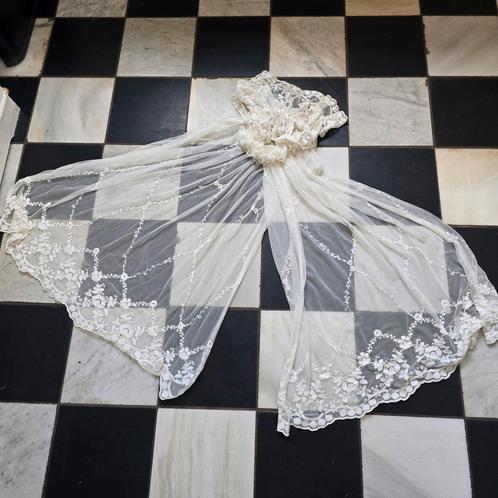 Oude bruidssluier kroon hemeltje kant paspop theater teab, Antiek en Kunst, Antiek | Kleding en Accessoires, Ophalen of Verzenden