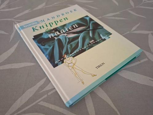 BURDA Handboek KNIPPEN en NAAIEN  – Leren Naaien in praktijk, Boeken, Hobby en Vrije tijd, Zo goed als nieuw, Borduren en Naaien