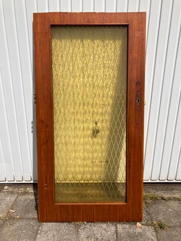 Geel decoratie-glas (in defecte binnendeur) beschikbaar voor biedingen