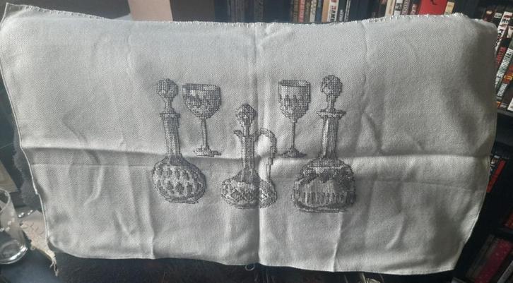 Borduurwerk glazen en karaffen op kaasdoek, Huis en Inrichting, Woonaccessoires | Wanddecoraties, Nieuw, Ophalen of Verzenden