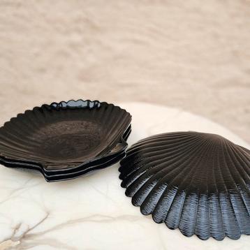 Set van 4 zwarte schelpborden – Arcoroc France beschikbaar voor biedingen