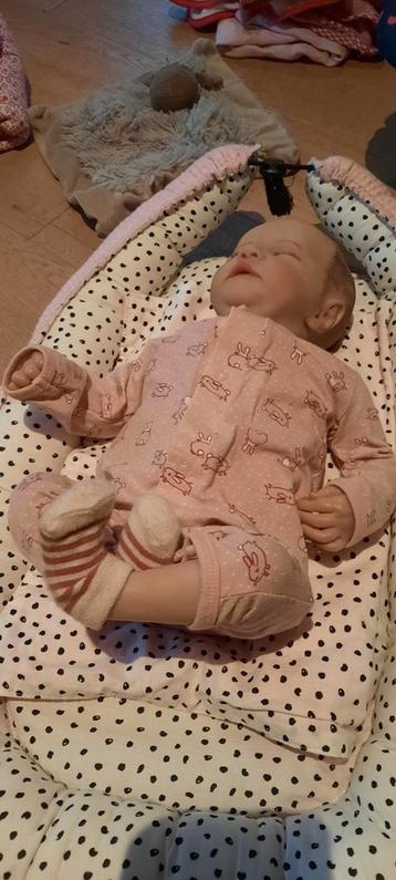 Newborn babypop met accessoires beschikbaar voor biedingen