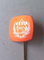 1 metalen speldje Vesta naaimachine., Verzamelen, Speldjes, Pins en Buttons, Ophalen of Verzenden, Gebruikt, Overige onderwerpen