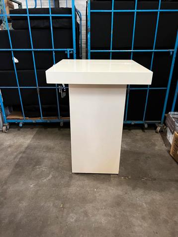 Witte houten statafels te koop beschikbaar voor biedingen