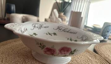 Vintage Meander schaal met rozenmotief – romantisch ontwerp beschikbaar voor biedingen