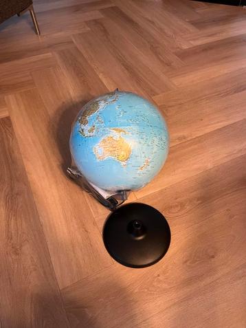 Melinera Illuminated globe beschikbaar voor biedingen