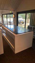 Grote houten bartafel met stenen bovenkant en opbergruimte, Ophalen, Gebruikt