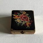 Vintage petit point pillendoosje messing., Ophalen of Verzenden