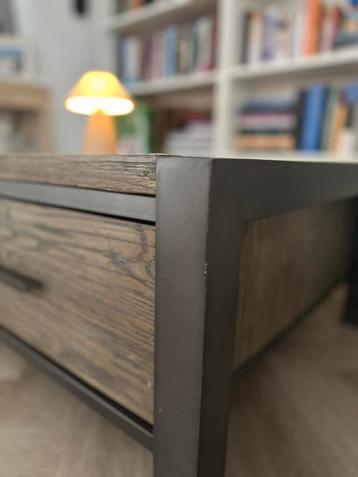 Donkerhouten salontafel – gezellig en praktisch beschikbaar voor biedingen