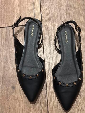 Prachtige zwarte zomer schoenen met gouden stippen beschikbaar voor biedingen