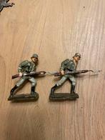 Schusso 2 aanvallende soldaatjes met bayonet, Antiek en Kunst, Ophalen of Verzenden
