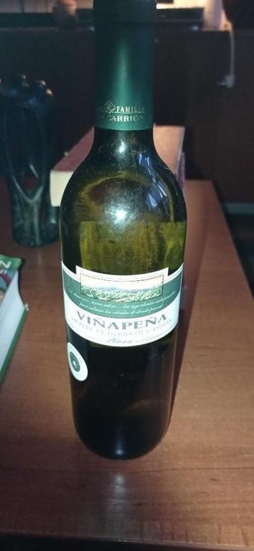 10 jaar oude fles witte wijn, Vinapena airen Spanje.