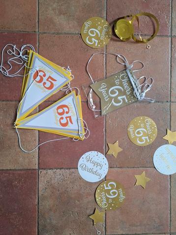 Versiering 65 jaar: Vlaggetjeslijnen en Hangende decoratie beschikbaar voor biedingen