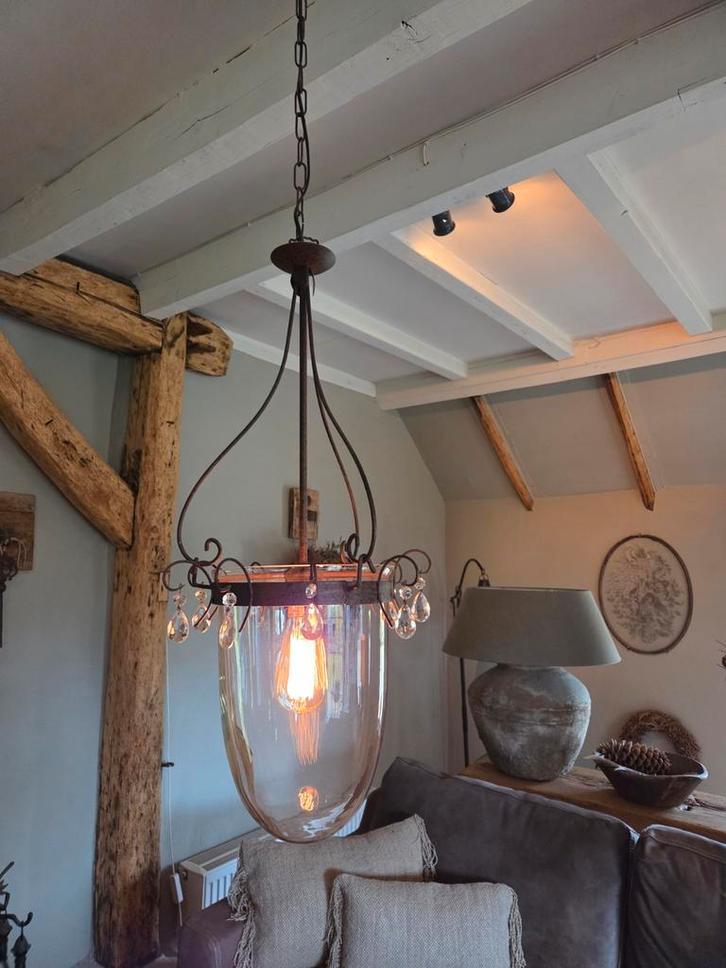 Glazen hanglamp met sierlijke details, Huis en Inrichting, Lampen | Hanglampen, Zo goed als nieuw, 50 tot 75 cm, Glas, Metaal