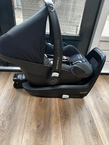Maxi-cosi Pebble plus + Maxi Cosi FamilyFix One (Base) beschikbaar voor biedingen