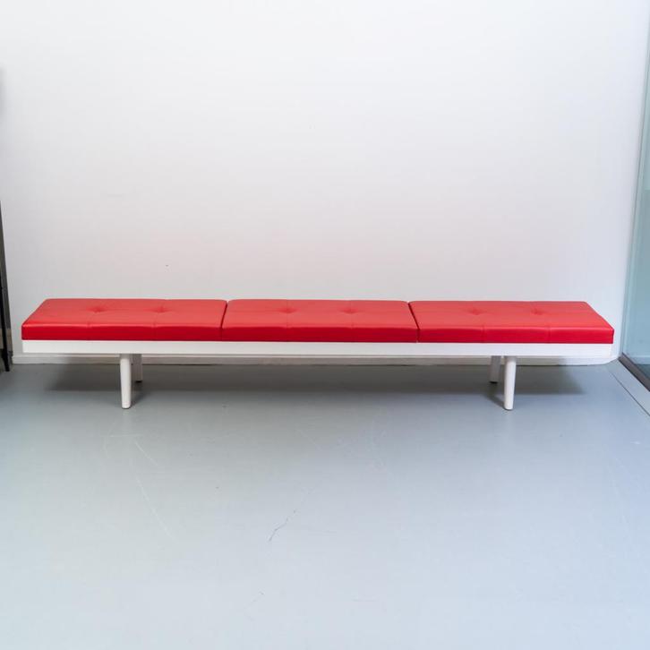 1x Vitra Bench Level 34 Rood Leer - Wit Frame, Huis en Inrichting, Banken | Bankstellen, Zo goed als nieuw, Rechte bank, Overige maten