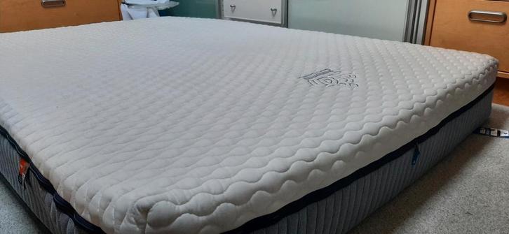auping evolve matras medium 140 x 195/200 uit 2023, Huis en Inrichting, Slaapkamer | Matrassen en Bedbodems, Zo goed als nieuw