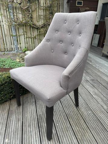 4 nette en vlekvrije eettafel stoelen beschikbaar voor biedingen