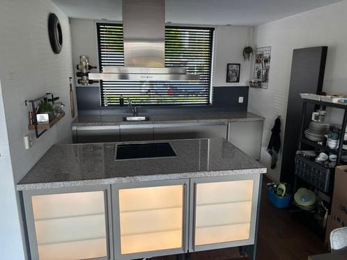 Mooie keuken met eiland, Huis en Inrichting, Keuken | Complete keukens, Gebruikt, Overige typen, Grijs, Graniet of Steen, Greeploos