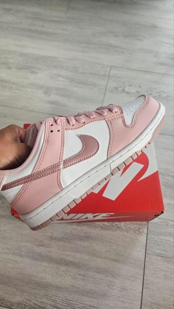 Nike Dunk Low nieuw beschikbaar voor biedingen
