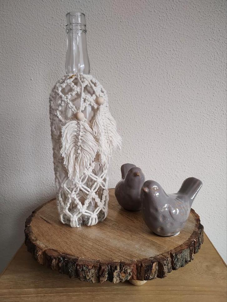 Tweede leven whiskeyfles, macramé. Sisters Forever., Huis en Inrichting, Woonaccessoires | Vazen, Zo goed als nieuw, Wit, Minder dan 50 cm
