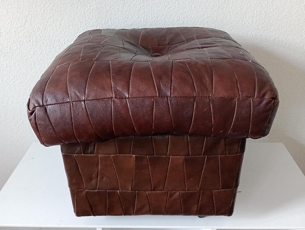 vintage hocker / poef van bruin leer, Huis en Inrichting, Banken | Voetenbanken en Poefen, Gebruikt, 50 tot 75 cm, 75 tot 100 cm