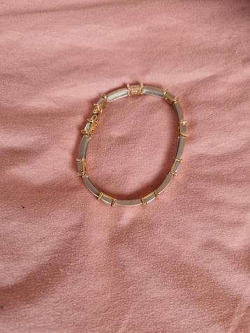 Elegante zilver- en goudkleurige armband beschikbaar voor biedingen