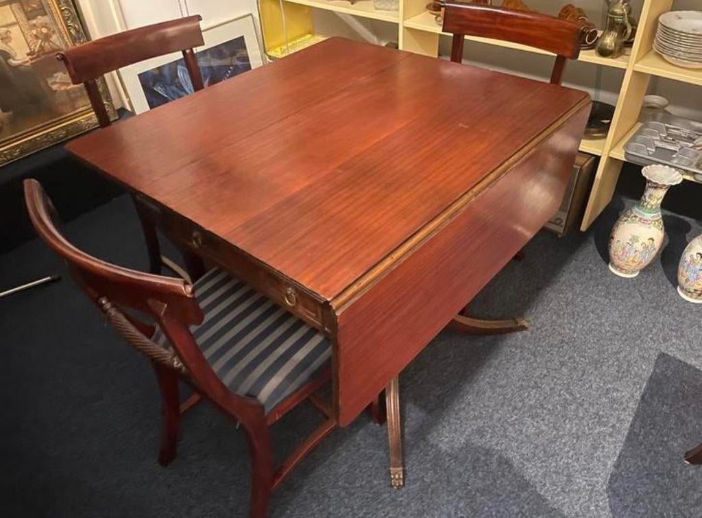 Engelse mahonie klaptafel met 4 stoelen en lade op 1 poot, Antiek en Kunst, Ophalen
