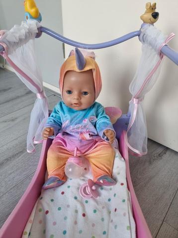 Baby Bornbed en babyborn pop  beschikbaar voor biedingen