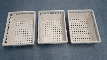 3 witte rieten mandjes  beschikbaar voor biedingen