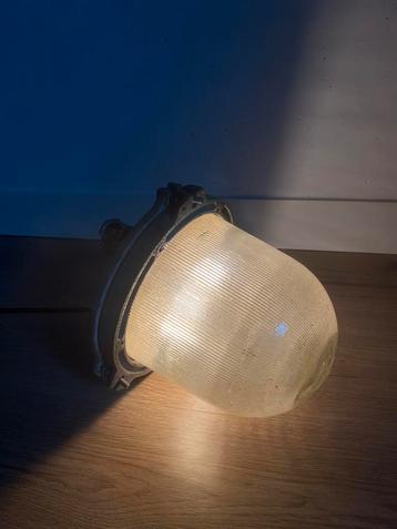 Industriele lamp beschikbaar voor biedingen