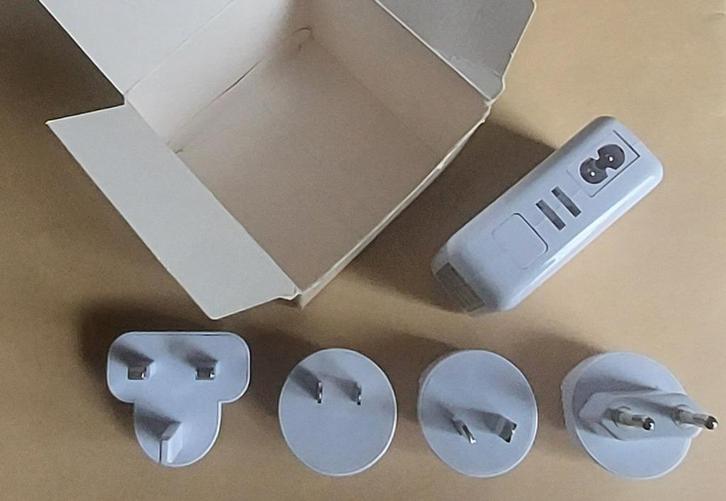 (Wereld)reisstekker/oplader met 4x USB van het merk TU, Tickets en Kaartjes, Hotelbonnen, Drie personen of meer, 3 overnachtingen of meer