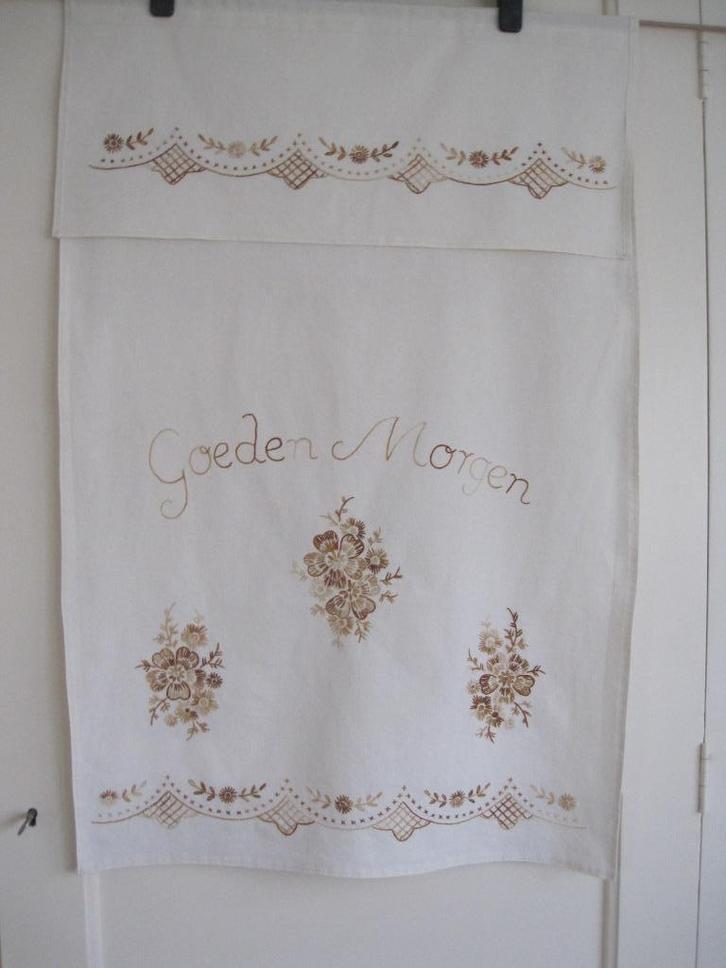 Fraaie overhanddoek hand geborduurd met bloemen goede morgen, Antiek en Kunst, Curiosa en Brocante, Ophalen of Verzenden