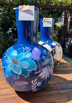 Handbeschilderde Vaas met Bloemmotieven - Set van 2, Antiek en Kunst, Ophalen of Verzenden